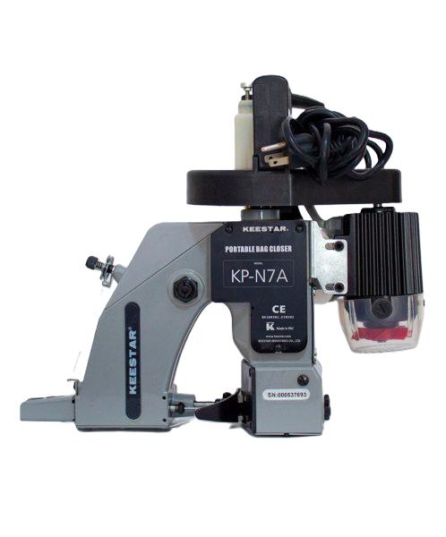 Máquina cerradora de costales KP-N7A de uso rudo disponible en Zayma. Ideal para operaciones intensivas. Contacta y mejora tu producción.